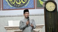 Gubernur Jawa Barat Ridwan Kamil setelah mengikuti sholat subuh berjamaah Masjid Jami Hidayatullah Syarief di Kecamatan Megamendung, Kabupaten Bogor.
