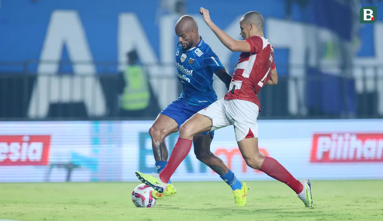 Pemain Persib Bandung, David Da Silva (kiri) berusaha melewati pemain Madura United, Cleberson, pada laga leg 1 final Championship Series BRI Liga 1 2023/2024 antara Persib Bandung melawan Madura United di Stadion Si Jalak Harupat, Bandung, Minggu (26/05/2024). (Bola.com/M Iqbal Ichsan)