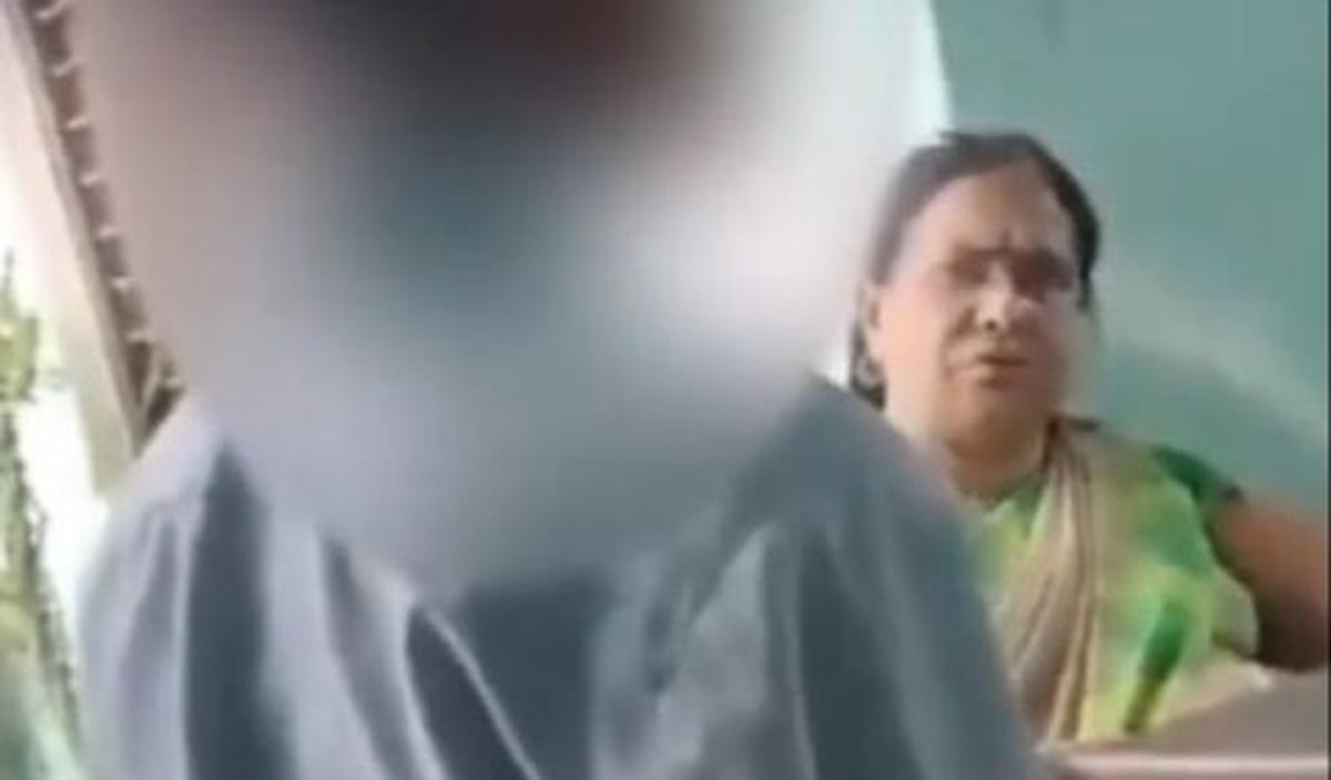 Melansir dari unggahan di Instagram @cordova.media, membagikan sebuah video merekam dugaan diskriminasi yang dialami seorang murid SD di India.