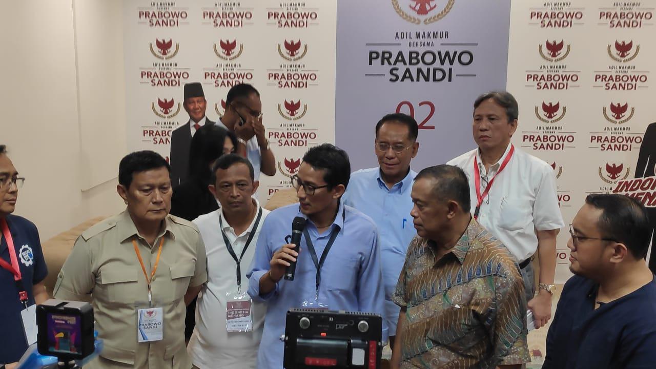 Calon wakil presiden Sandiaga Uno mendatangi markas pusat Badan Pemenang Nasional (BPN) di Kertanegara VI, Kebayoran Baru, Jakarta Selatan, Jumat, 26 April 2019 malam.