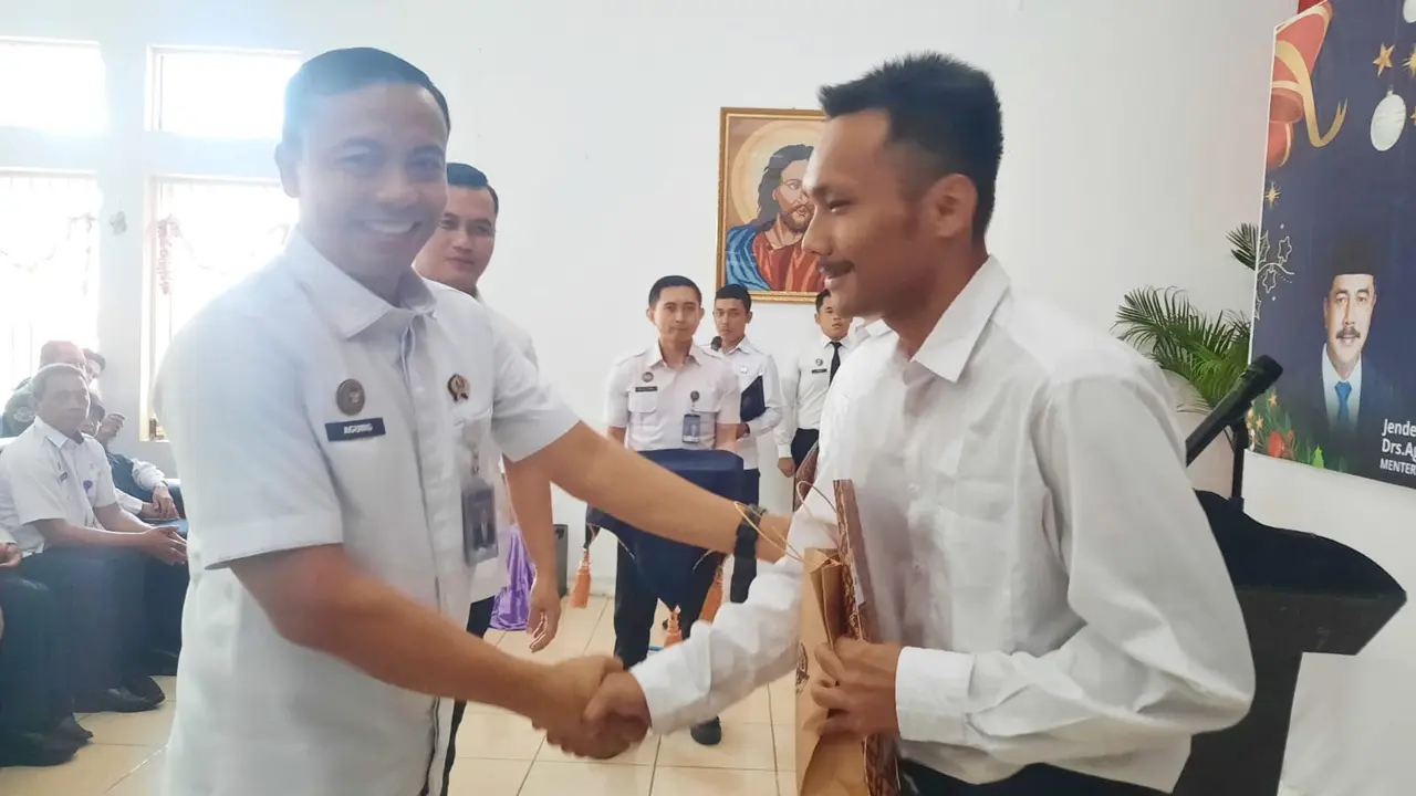 Kepala Rutan Kelas I Depok, Agung Nurbani saat memberikan remisi khusus Natal kepada narapidana.