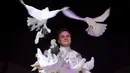 Pemain sirkus asal Latvia, Andrejs Fjodorvs dianugerahi penghargaan "Silver Pierrot" saat tampil bersama merpati pada edisi ke-12 Festival Sirkus Internasional di Capital Circus, Budapest, Hungaria, Minggu (14/1).  (AFP PHOTO/Attila KISBENEDEK)