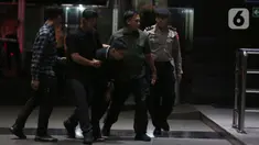 Petugas Komisi Pemberantasan Korupsi (KPK) menggiring orang yang mengaku-aku sebagai pegawai KPK di Gedung Merah Putih KPK, Jakarta, Rabu (5/2/2025). (Liputan6.com/Helmi Fithriansyah)
