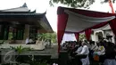 Suasana pengajian di makam mendiang Bung Hatta saat peringatan ke - 37, Jakarta, Selasa (14/2). Dalam acara ini keluarga bersama kerabat dekat memanjatkan doa di depan makam Bung Hatta di Tanah Kusir. (Liputan6.com/Johan Tallo)