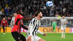 Unggul satu angka, skuat La Vecchia Signora bermain dominan dengan pertahanan yang mengesankan. Peluang kembali terjadi kala adu satu lawan satu antara  Adrien Rabiot (kanan) dan Fikayo Tomori. Namun, Juventus belum bisa menggandakan keunggulan hingga babak pertama usai. (AFP/Isabella Bonotto)