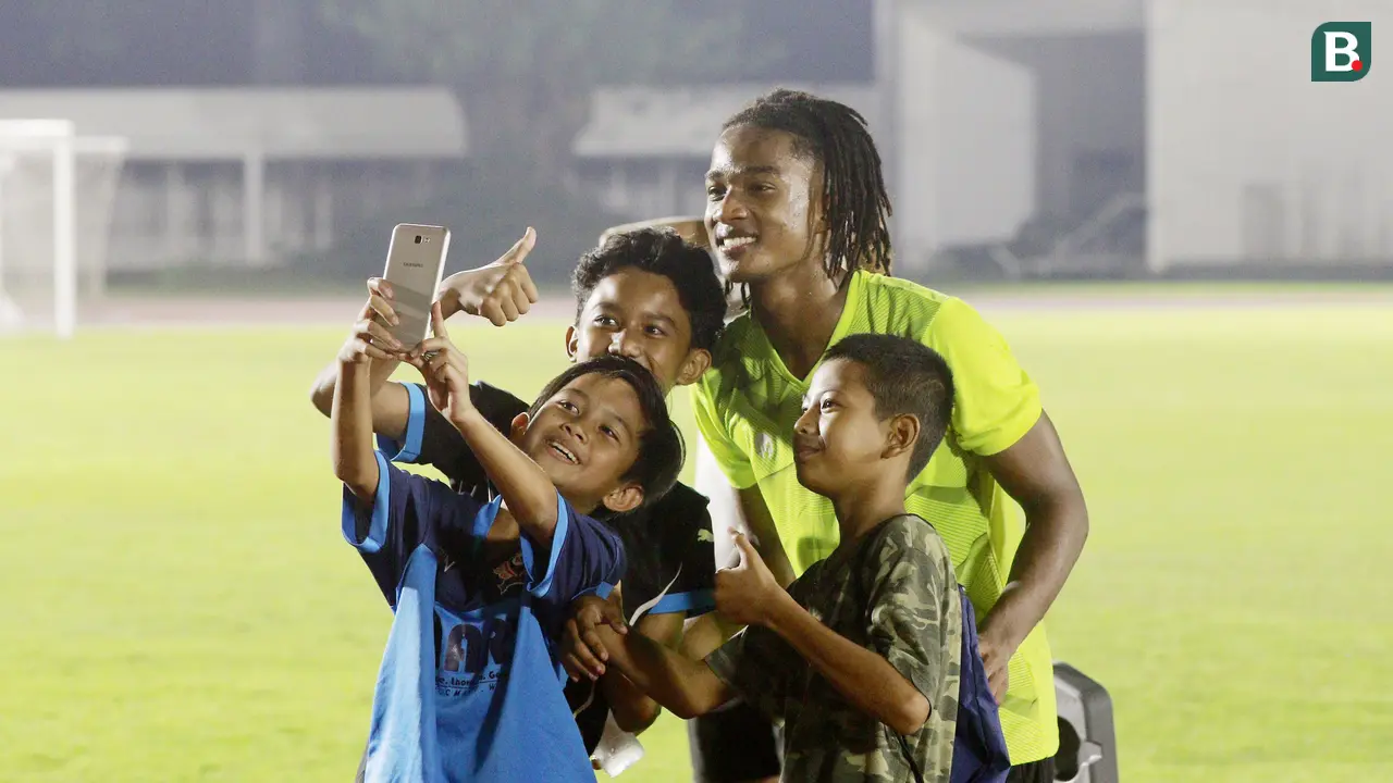 Foto: Momen Penggawa Timnas Indonesia U-19 Diserbu Fans Cilik, Ronaldo Kwateh Sang Idola Baru