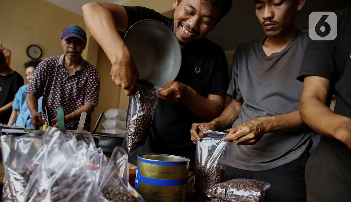 Meski sempat mengalami penurunan akibat maraknya penjualan kopi kemasan sekali seduh, namun tren kedai kopi kekinian yang belakangan ramai digemari pecinta kopi justru menjadikan eksistensi kopi Bis Kota kembali naik. (Liputan6.com/Angga Yuniar)