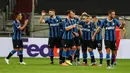 Pemain Inter Milan merayakan gol yang dicetak Nicolo Barella ke gawang Bayer Leverkusen pada perempat final Liga Europa 2019/2020 di Merkur Spiel-Arena, Jerman, Selasa (11/8/2020) dini hari WIB. Inter Milan menang 2-1 atas Bayer Leverkusen. (AFP/Dean Mouhtaropoulos/pool)