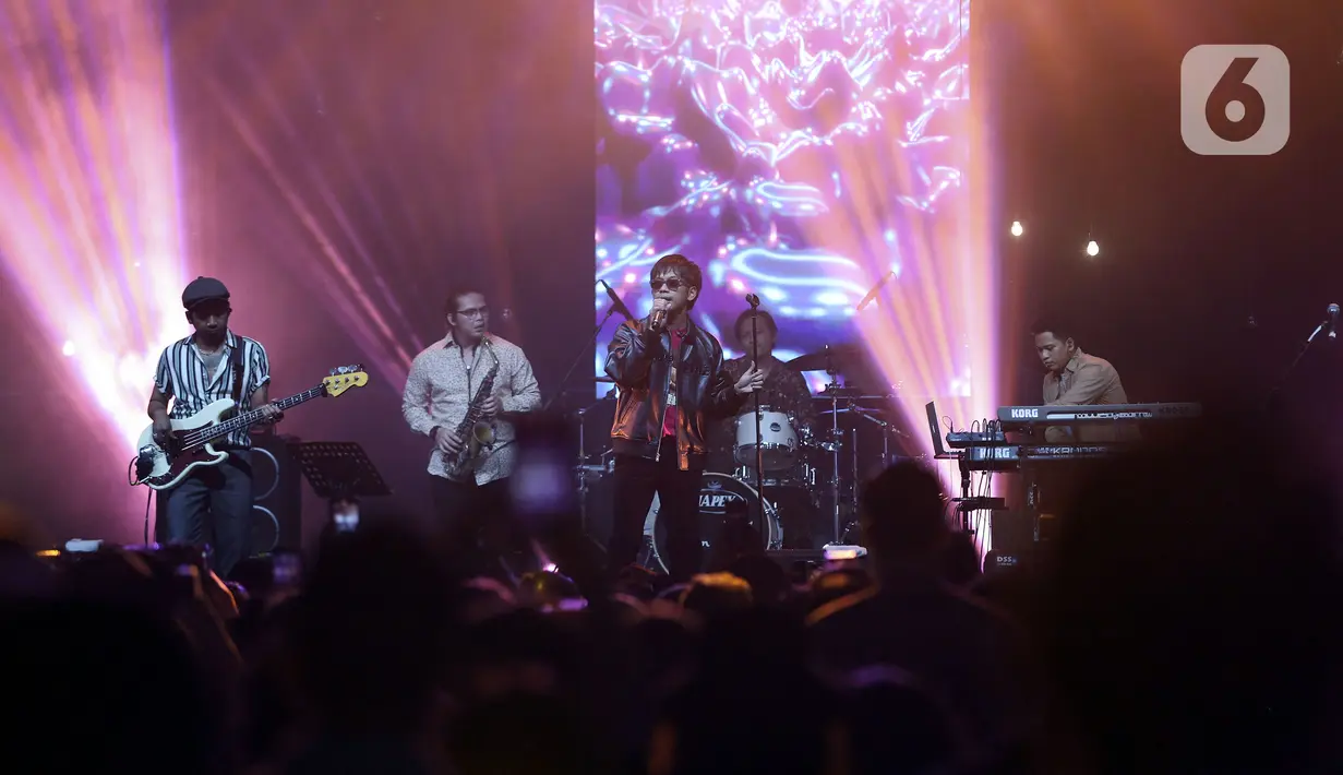 Grup band D'Masiv tampil pada hari kedua BNI Java Jazz Festival 2022 di JIExpo Kemayoran, Jakarta Pusat, Sabtu (28/5/2022). Perhelatan musik BNI Java Jazz Festival 2022 digelar pada 27-29 Mei dengan menampilkan musisi-musisi dari dalam dan luar negeri. (Liputan6.com/Johan Tallo)