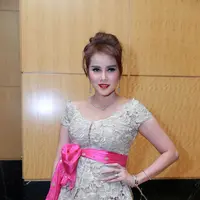 Ibu dua anak itu, mengaku baru pertama kali datang ke pernikahan tanpa menggandeng sang suami. Tapi demi Chelsea, Olla rela kondangan seorang diri. (Galih W. Satria/Bintang.com)