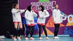 Tim Bola Voli Putri Jawa Barat bergoyang tik tok di GOR Voli Koya Koso, Minggu (3/10/2021). (PB PON XX PAPUA/Yustha Corithaca)