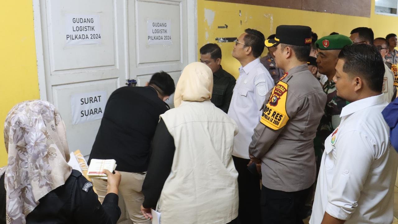 Pastikan Pelipatan Surat Suara Berjalan Aman, Kapolres Pelalawan Datangi Gudang Logistik KPU
