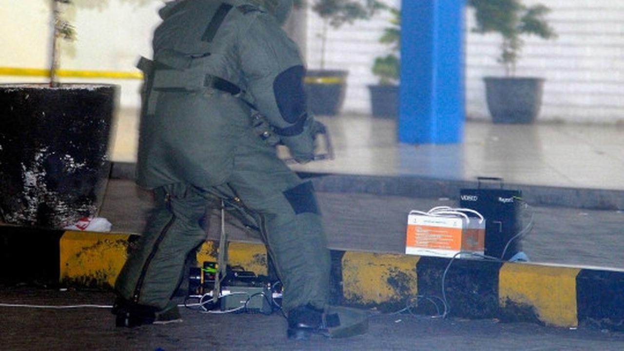 Aksi Gegana Brimob amankan barang diduga bom di Pelabuhan Merak