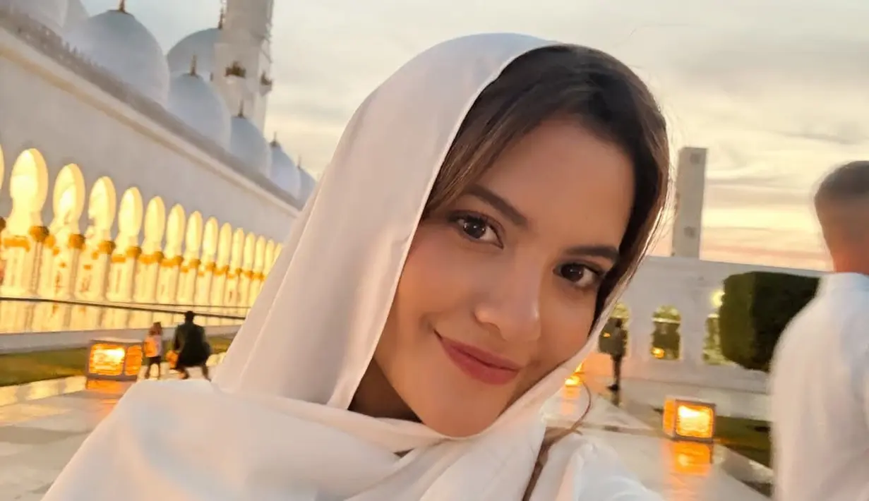 Marsha Aruan memamerkan wajah cantiknya dalam balutan kerudung. Ia tampil dengan makeup minimalis berlipstik matte dan rambut highlight yang ditutupi kerudung [@aruanmarsha]