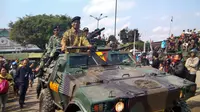 Sri Sultan HB X melepas kirab tank di Alun-alun Utara Yogyakarta. (Liputan6.com/Fathi Mahmud)