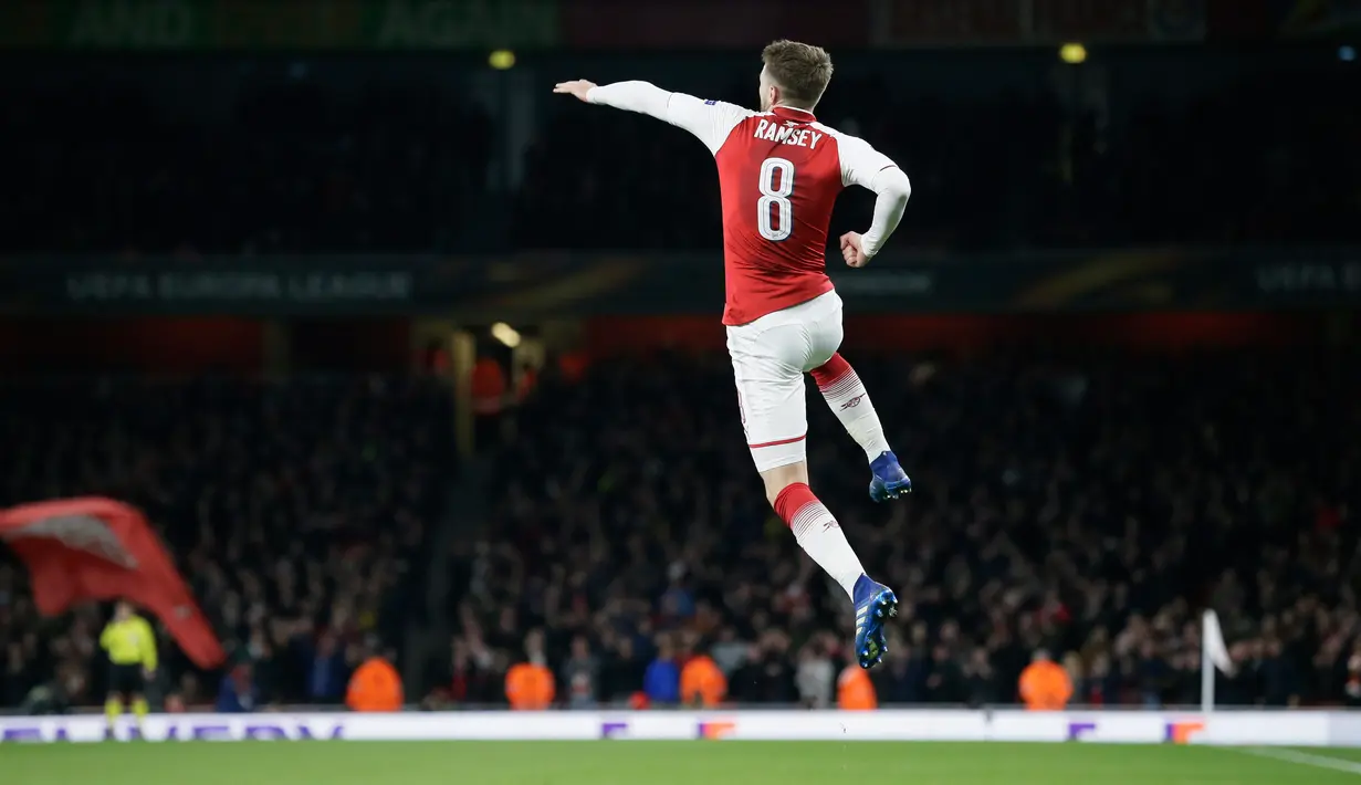 Pemain Arsenal Aaron Ramsey merayakan gol ketiga untuk timnya saat melawan CSKA Moscow pada pertandingan Liga Eropa di stadion Emirates, London (5/4). (AP Photo / Tim Ireland)