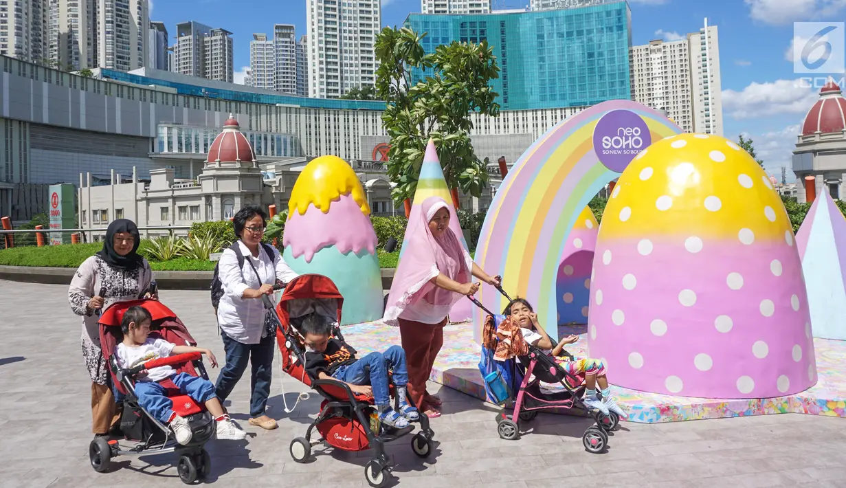 Anak-anak disabilitas dari Rumah Harapan Indonesia berwisata di Sky Walk Neo Soho, Jakarta Barat, Kamis (2/5/2019). Kegiatan yang digelar Yayasan Agung Podomoro Land dilanjutkan menuju Jakarta Aquarium sambil mengenal jenis satwa laut dan sungai. (Liputan6.com/Fery Pradolo)