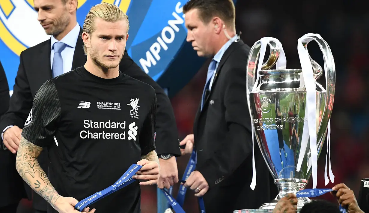 Loris Karius hampir dipastikan tidak lagi punya tempat di bawah mistar gawang Liverpool usai melakukan dua blunder fatal yang membuat The Reds gagal menyabet trofi Liga Champions 2018. Sempat dipinjamkan, Karius dikabarkan akan direkrut oleh klub asal Jerman, Greuther Furth. (AFP/Franck Fife)
