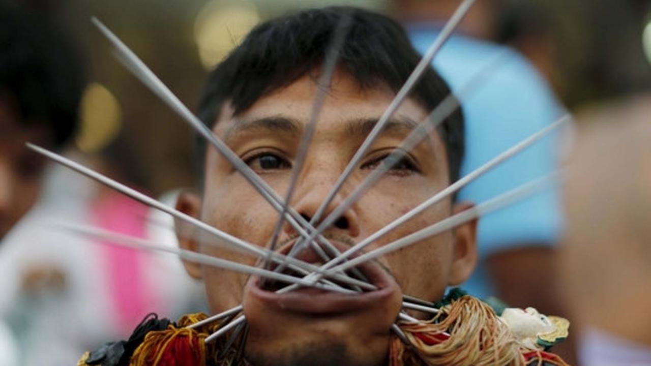 Festival debus ala Thailand ini bikin merinding