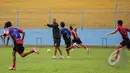 Pemain Mitra Kukar berlatih di Stadion Gajayana, Malang, Senin (19/1/2014). (Liputan6.com/Faizal Fanani)