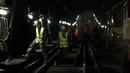 Sejumlah pekerja berjalan di rel saat pembuatan terowongan dan jalur baru kereta api antara Stasiun Charles de Gaulle-Etoile dan Auber, Paris (28/7/2015). Stasiun Charles de Gaulle-Etoile dibuka pada tanggal 1 September 1900. (AFP/KENZO TRIBOUILLARD)