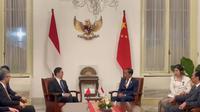 Presiden Jokowi menggelar pertemuan bilateral dengan  Wakil Presiden Republik Rakyat Tiongkok (China), Han Zheng di Istana Kepresidenan Jakarta, pada Sabtu (19/10/2024) malam. (Dok. Biro Pers, Media, dan Informasi Sekretariat Presiden)