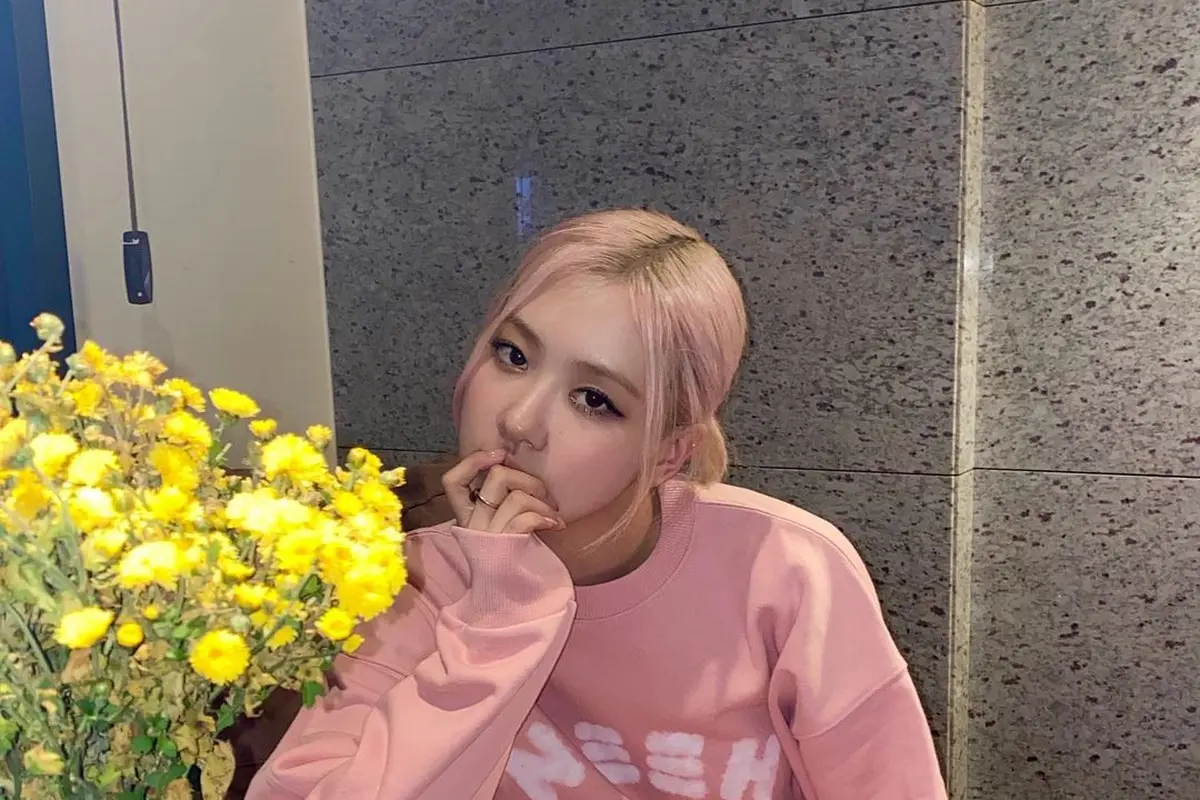 Deretan Sweater Favorit Rose BLACKPINK, Ada yang Harganya Puluhan Juta