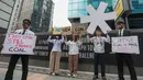 Sejumlah aktivis lingkungan Market Forces menyampaikan aspirasi dalam aksi menolak pendanaan proyek batu bara captive yang dinilai berkontribusi terhadap emisi karbon dan pemanasan global. (KLY/Budy Santoso)