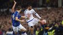 Penyerang Chelsea, Diego Costa (kanan) mencoba melewati para pemain Everton pada perempat final Piala FA di Goodison Park, Liverpool, Minggu (13/3/2016) dini hari WIB. (AFP/Paul Ellis)