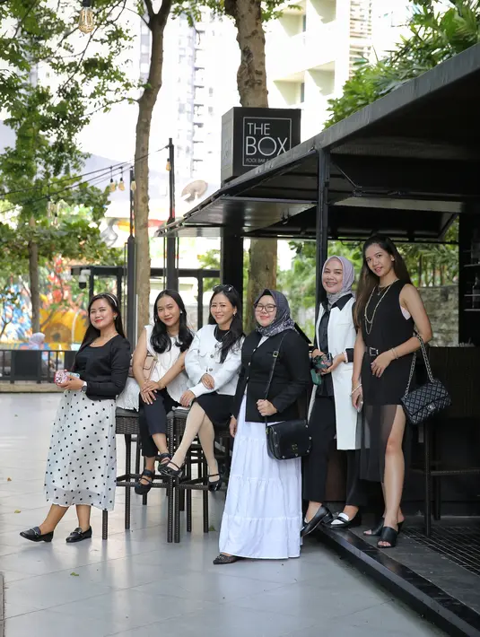 Kenakan dresscode hitam putih, setiap member tampil memukau dengan pilihan busana semi kasual