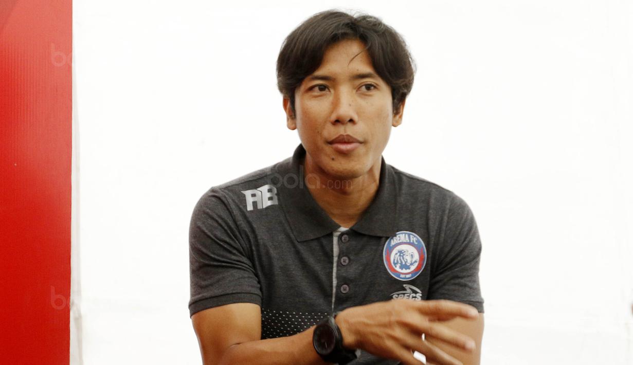 Pemain Arema FC, Ahmad Bustomi, saat Meet and Greet bersama Torabika di Stadion Cakrawala, Malang, Kamis (23/11/2017). Selain menjumpai fans, mereka juga berbagi cerita pengalaman di dunia sepak bola. (Bola.com/M Iqbal Ichsan)