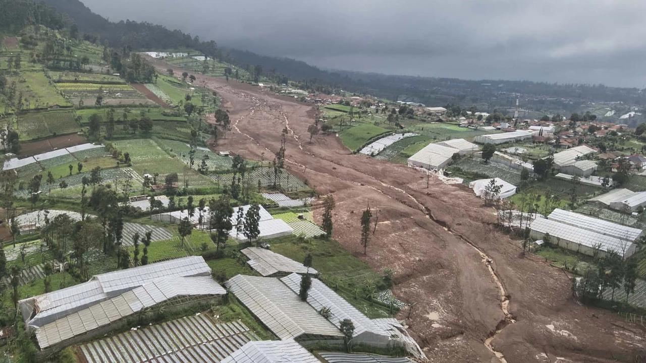 FOTO: Penampakan Longsor Meluluhlantakkan Permukiman di Cisarua Bandung