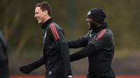 Pemain Manchester United, Nemanja Matic dan Romelu Lukaku, tertawa saat latihan jelang laga Liga Champions di Manchester, Senin (12/3/2018). Manchester United akan berhadapan dengan Sevilla. (AFP/Oli Scarff)