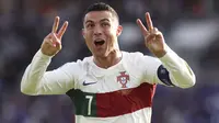 Selebrasi pemain Timnas Portugal, Cristiano Ronaldo, setelah mencetak gol ke gawang Timnas Islandia dalam pertandingan lanjutan grup J Kualifikasi Euro 2024 yang berlangsung di Laugardalsvollur, Reykjavik, Rabu (21/6/2023) dini hari WIB. Ini merupakan gol ke-123 Ronaldo bersama Portugal. (AP Photo/Arni Torfason)