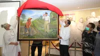 Wali Kota Surabaya Eri Cahyadi dengan lukisan Bung Karno dan Marhaen. (Dian Kurniawan/Liputan6.com)