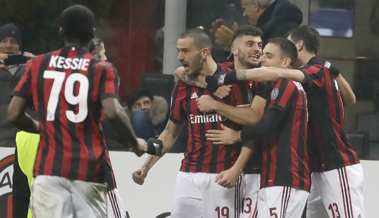 Para pemain AC Milan merayakan gol yang dicetak oleh Leonardo Bonucci ke gawang Crotone pada laga Serie A di Stadion San Siro, Milan, Sabtu (6/1/2018). AC Milan menang 1-0 atas Crotone. (AP/Luca Bruno)