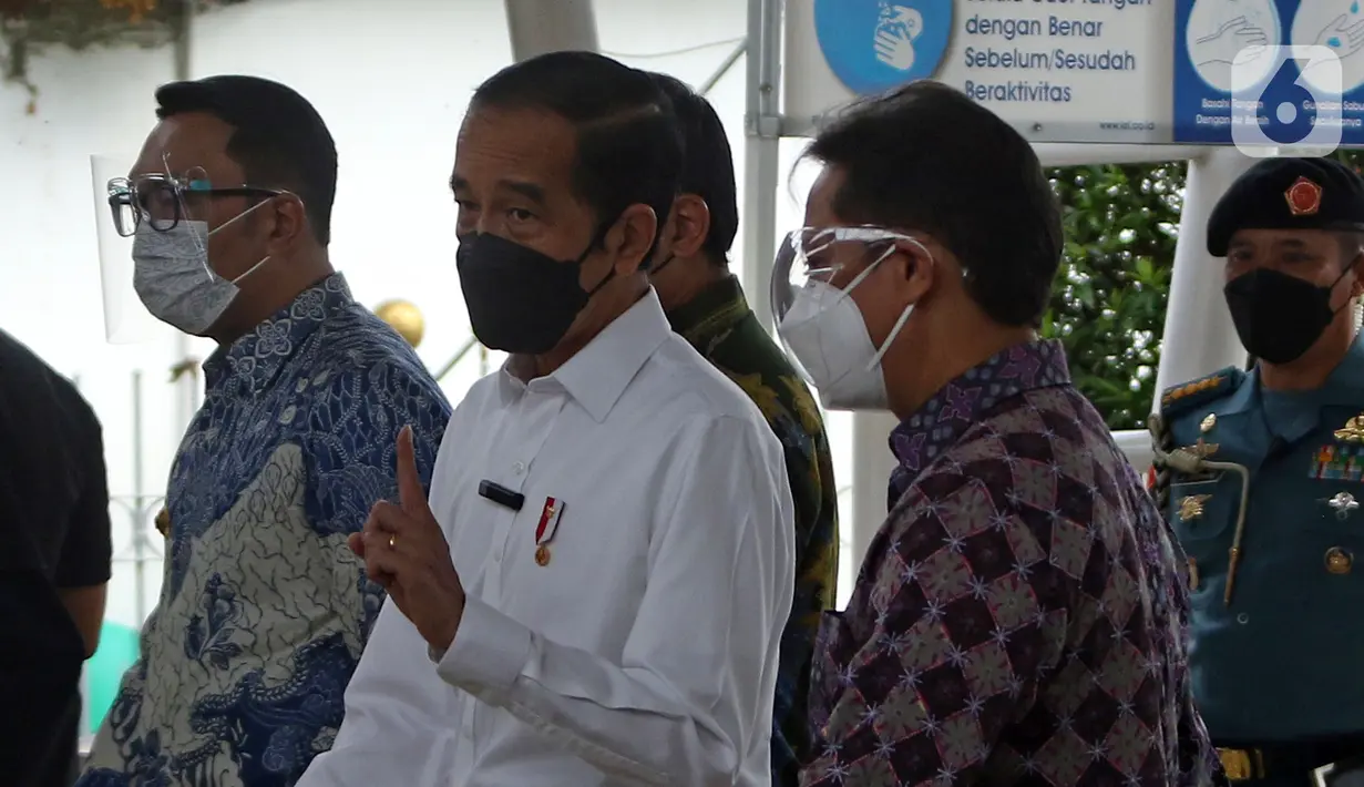 Presiden Joko Widodo (tengah) berbincang dengan Menteri Kesehatan Budi Gunadi Sadikin (kanan) saat meninjau vaksinasi COVID-19 di Stasiun Bogor, Jawa Barat, Kamis (17/6/2021). Vaksinasi di Stasiun Bogor menyasar petugas dan pekerja stasiun serta penumpang kereta. (Liputan6.com/Herman Zakharia)