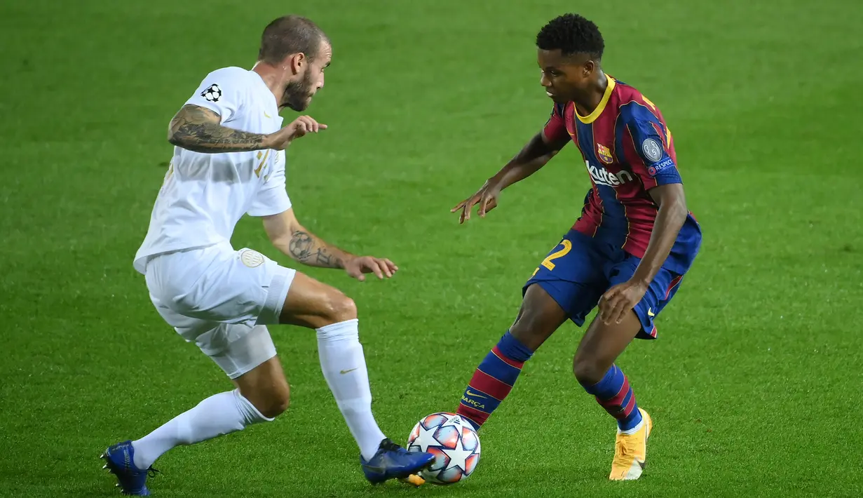 Bek Ferencvaros, Miha Blazic (kiri) berebut bola dengan penyerang Barcelona, Ansu Fati pada laga pertama Grup G Liga Champions 2020-2021 di Camp Nou, Rabu (21/10/2020) dini hari WIB. Main dengan 10 pemain, Barcelona mampu mencukur Ferencvaros 5-1. (LLUIS GENE / AFP)