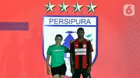 Pemain Persipura berpose mengenakan jersey untuk Shopee Liga 1 2020 saat acara Launcing di Hotel Fairmont, Jakarta, Senin (24/2/2020). Shopee Liga 1 2020 diikuti 18 klub terbaik Indonesia. (Liputan6.com/Johan Tallo)