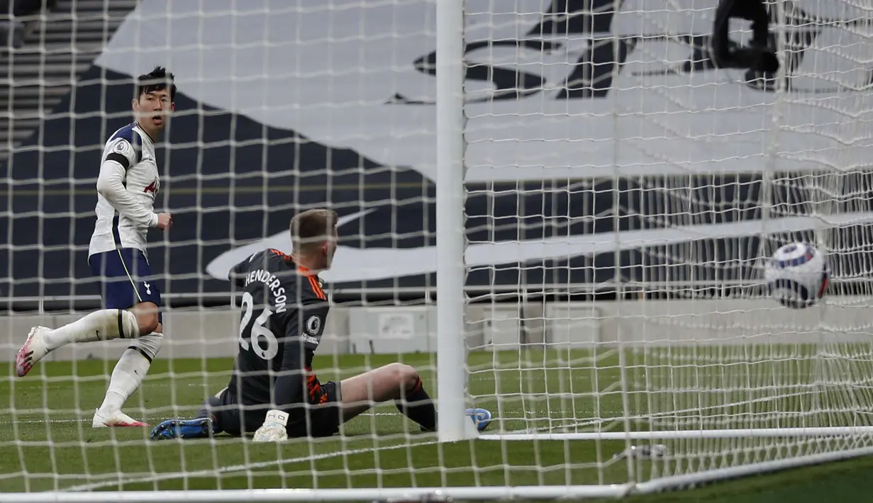 Spurs akhirnya sukses menjebol gawang Dean Henderson lewat sebuah kerja sama tim yang apik kemudian sukses dituntaskan Son menjadi gol. (Foto: AP/Pool/Adrian Dennis)