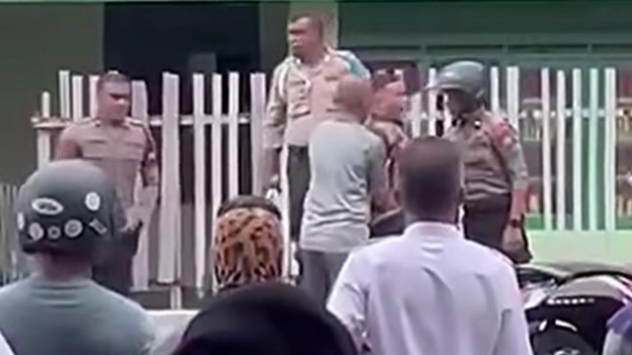 Polisi di Ternate Nangis Meronta-Ronta Minta Tolong saat Dijemput Propam, Heboh jadi Tontonan Warga