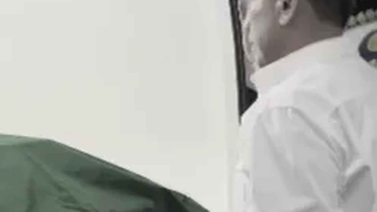 Bukan hanya itu saja, Mochamad Iriawan juga terlihat memberikan hormat di depan peti jenazah ketika hendak dibawa ke peristirahatan terakhirnya.