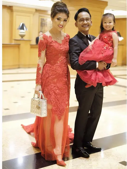 Ayah satu anak itu saat macet menjawab komentar-komentar netizan. Selain itu juga menjawab haters yang menurutnya semakin menjadi saat dibiarkan. (Instagram/ruben_onsu)