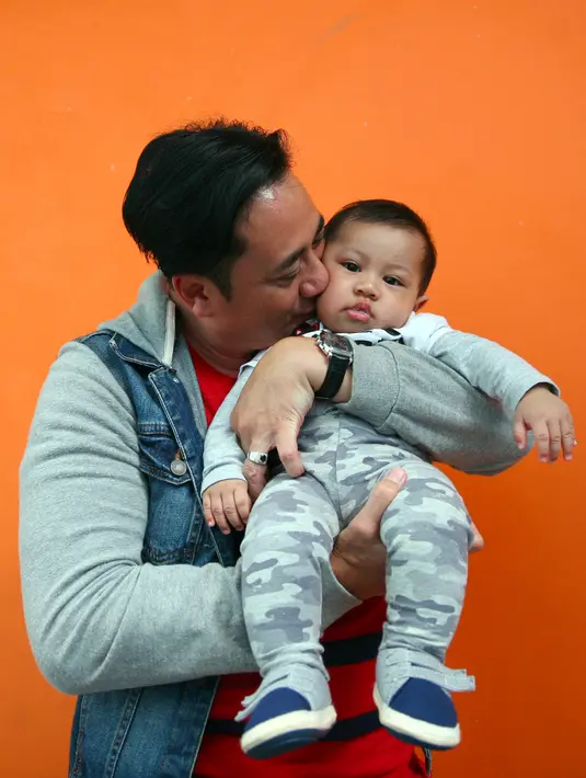 Dalam kesehariannya saat mengurus baby El, Ivan berbagi tugas dengan sang istri, seperti misalnya menggantikan popok, bangun di tangah malam saat bayi mungil itu rewel, dsb. (Nurwahyunan/Bintang.com)