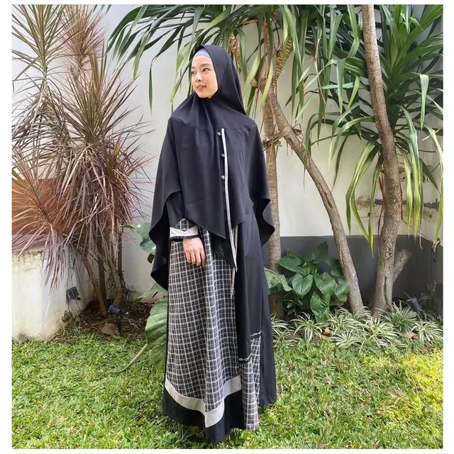 6 Outfit Gamis ala Lindswell Kwok, Inspirasi Gaya Muslimah Modis Tetap Syar'i