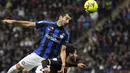 Gelandang Inter Milan Henrikh Mkhitaryan melompat saat berebut bola dengan bek AC Milan Davide Calabria dalam pertandingan final Piala Super Italia 2022 di King Fahd International Stadium, Riyadh, Arab Saudi, Kamis (19/1/2023) dini hari WIB. Duel AC Milan vs Inter Milan ini berakhir dengan skor telak 0-3. (AP Photo/Hussein Malla)