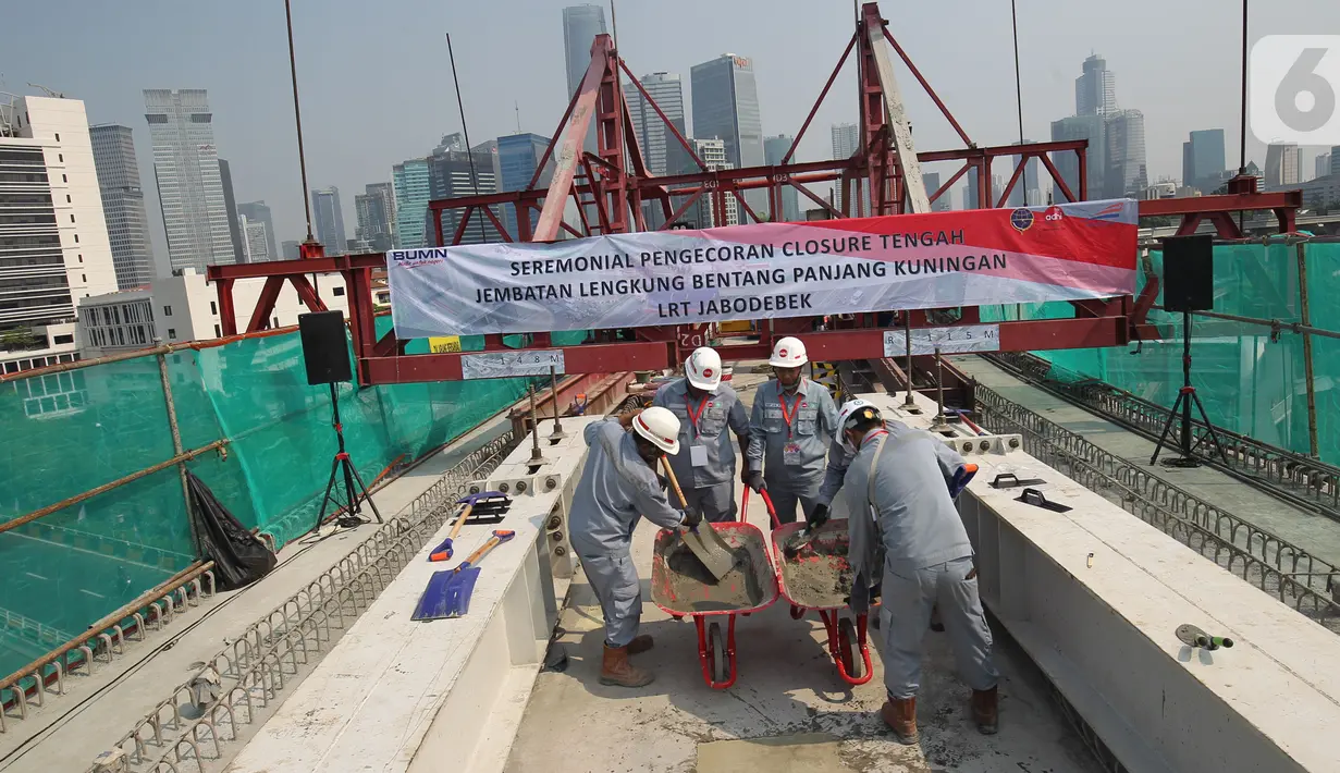 Pekerja melakukan pengecoran akhir jembatan lengkung bentang panjang atau long span pada proyek LRT Jabodebek di Kuningan, Jakarta, Senin (11/11/2019). Long span yang dibangun dengan metode balanced cantilever itu memiliki tipe box girder dengan radius lengkung 115 meter. (Liputan6.com/Angga Yuniar)