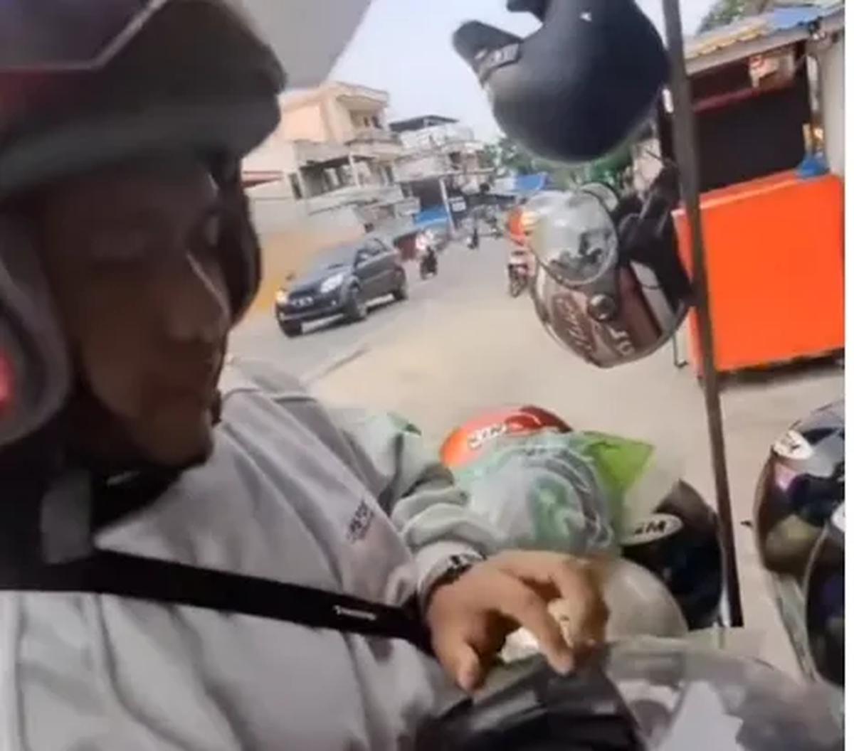 "Mana bisa (ditawar Rp 100 ribu). Aku beli Rp 200 ribu," penjual helm itu menolak tawaran.<br>