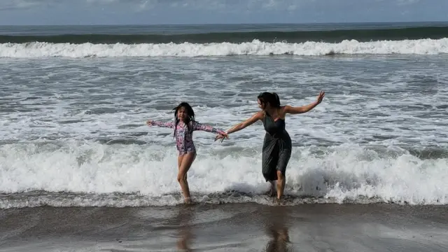 Keseruan Gisella Anastasia dan Gempita saat bermain di pantai Bali. [@gisel_la]