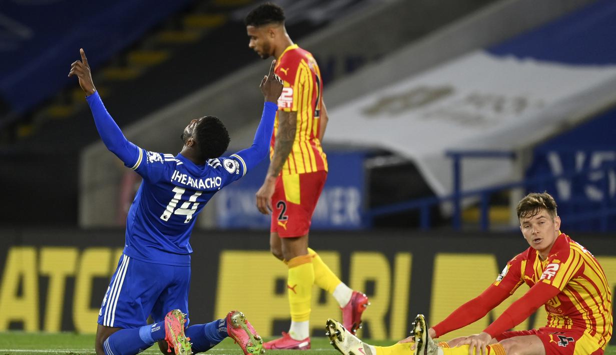 Striker Leicester City, Kelechi Iheanacho (kiri) melakukan selebrasi usai mencetak gol ketiga timnya ke gawang West Bromwich Albion dalam laga lanjutan Liga Inggris 2020/2021 pekan ke-32 di King Power Stadium, Leicester, Kamis (22/4/2021). Leicester menang 3-0 atas West Brom. (AP/Michael Regan/Pool)